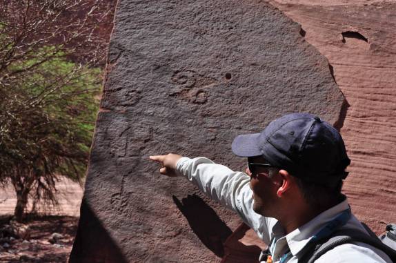 Nosso guia nos mostra e explica sobre inscrições rupestres no Parque Nacional Talampaya, na Argentina